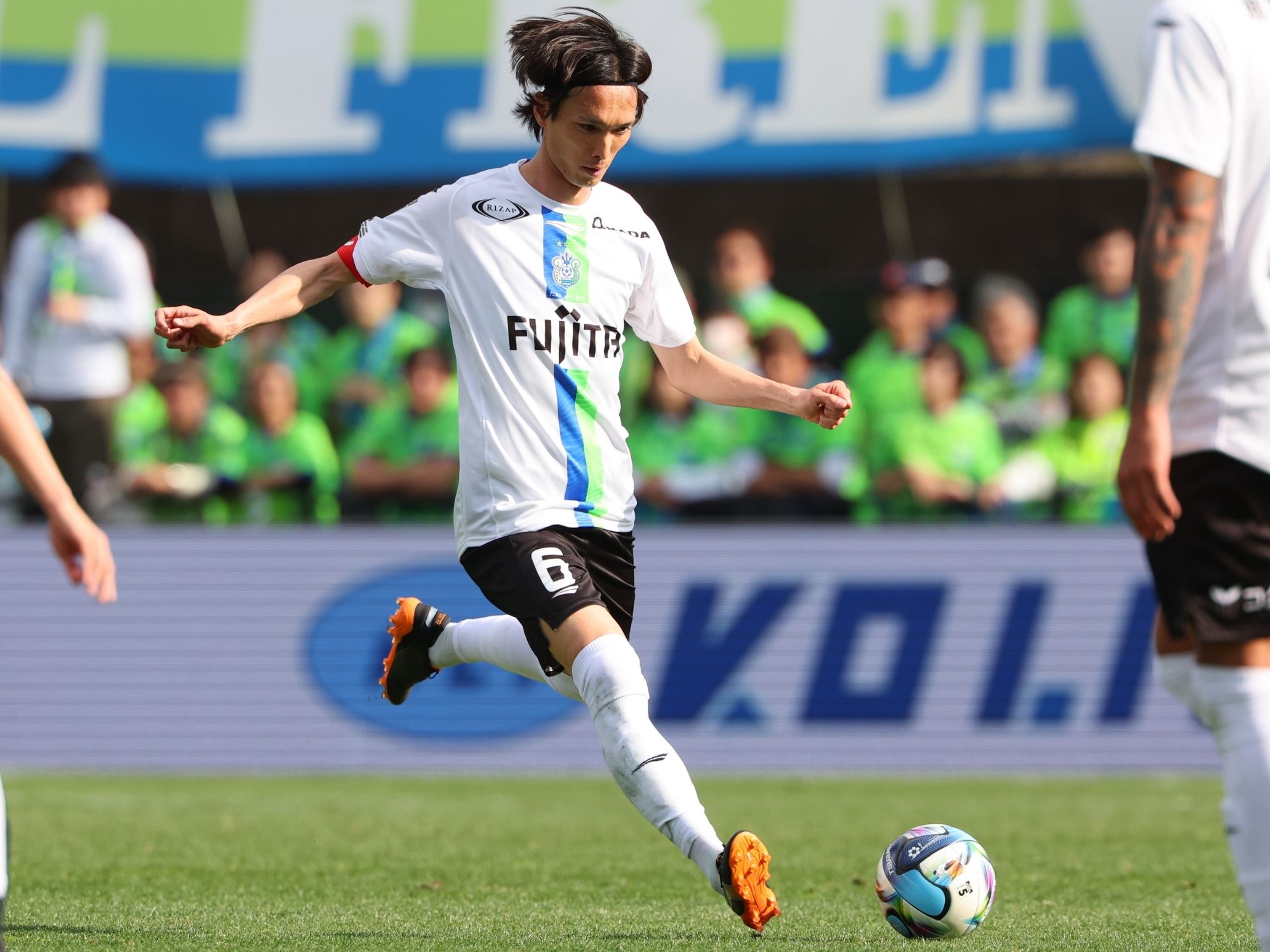 前線にのびのびプレーさせようと