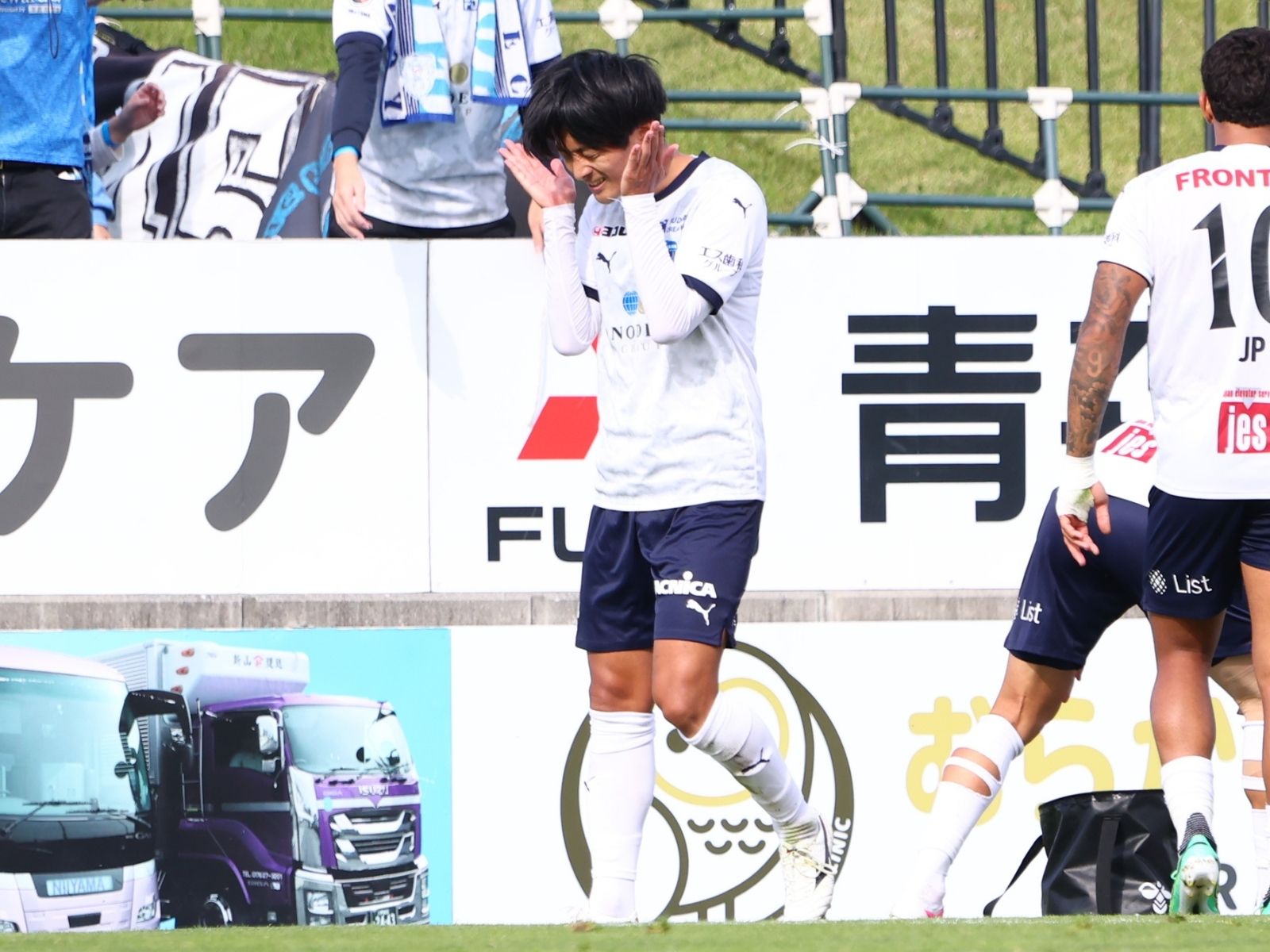 硬い表情を見せた小倉。期待したい“あがき”